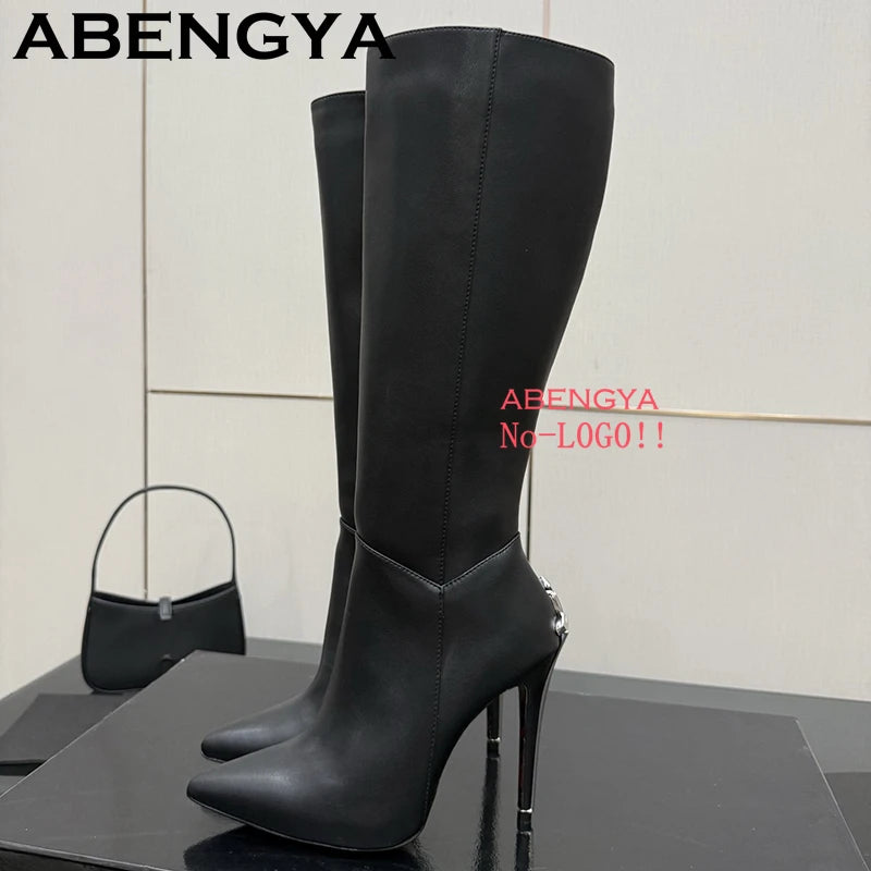 Bottes longues à bout pointu et talons hauts