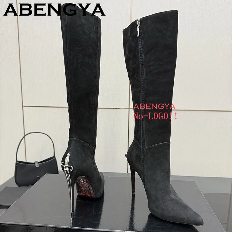 Bottes longues à bout pointu et talons hauts