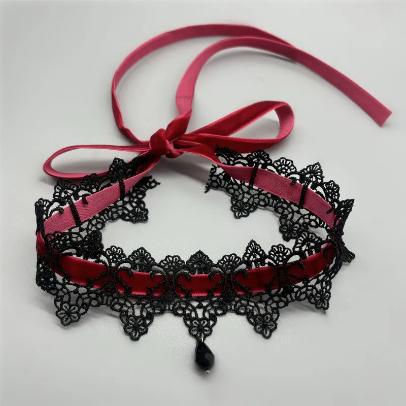 Collier ras du cou en velours noir avec pendentif en forme de goutte d'eau