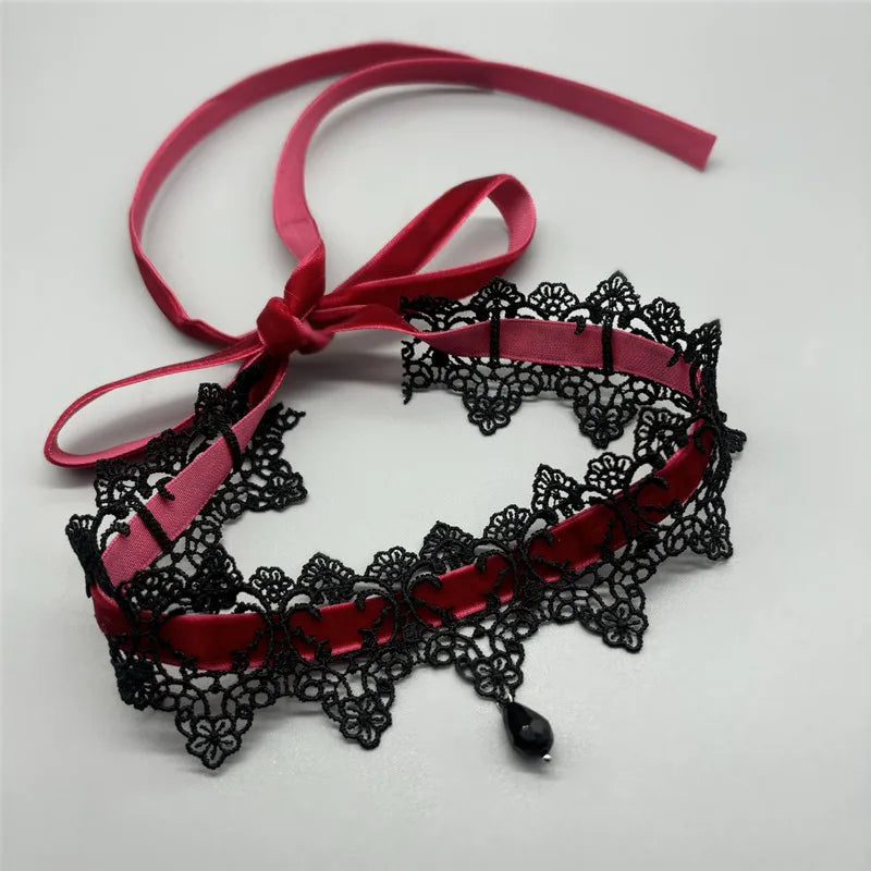 Collier ras du cou en velours noir avec pendentif en forme de goutte d'eau
