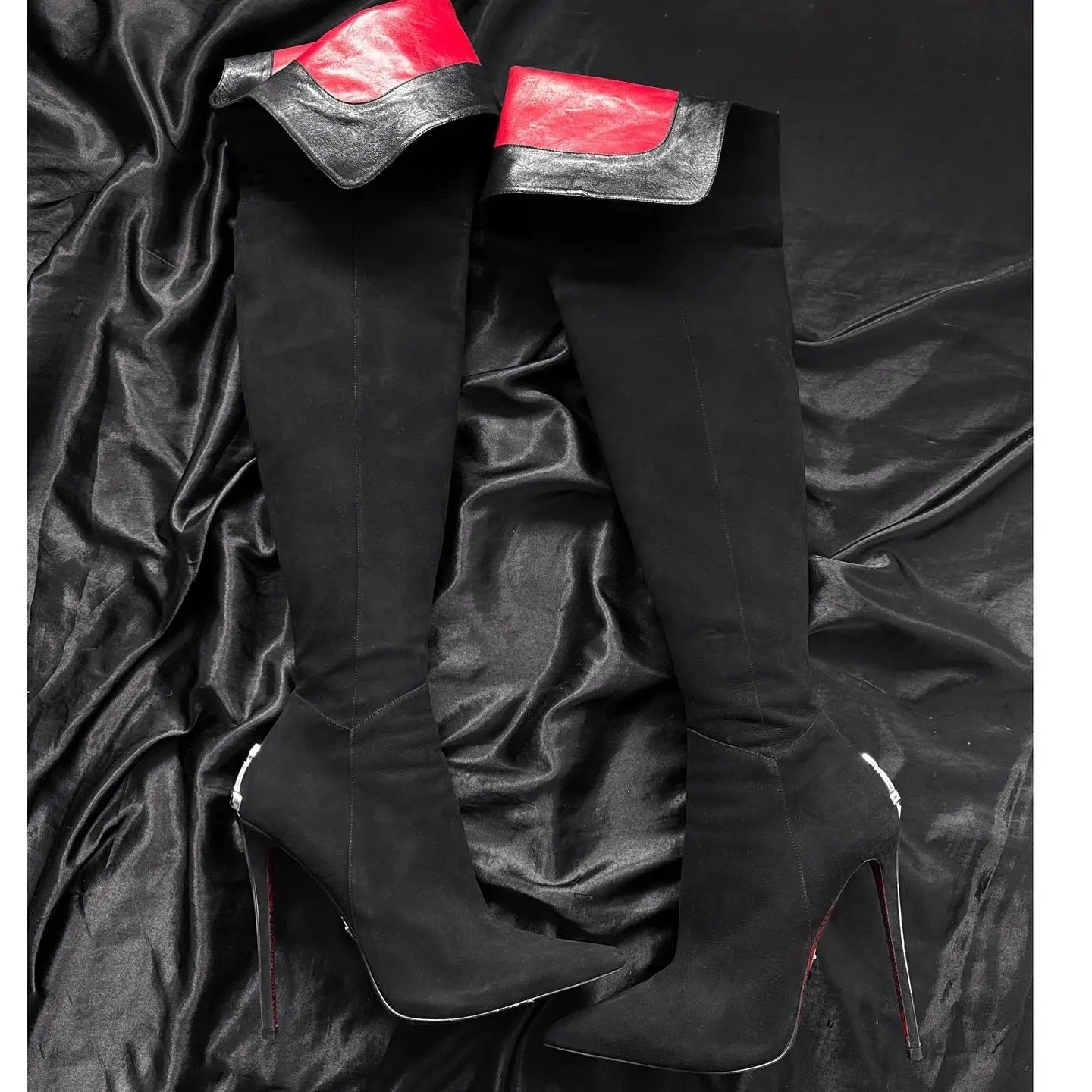 Bottes hautes en daim noir cuissardes à bout pointu