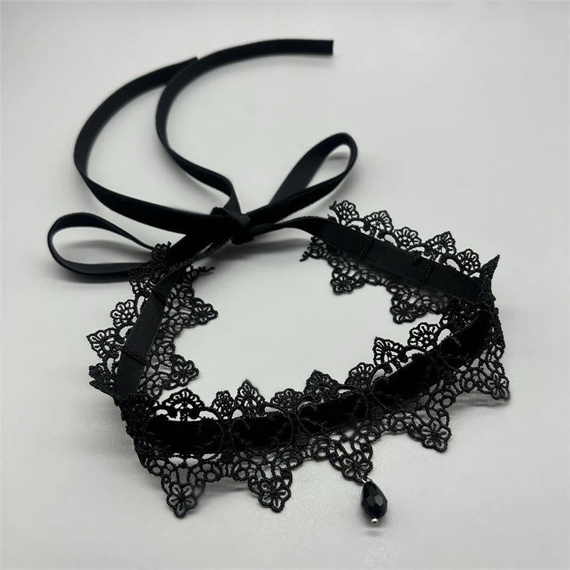 Collier ras du cou en velours noir avec pendentif en forme de goutte d'eau