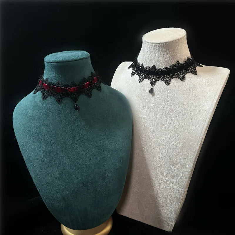 Collier ras du cou en velours noir avec pendentif en forme de goutte d'eau