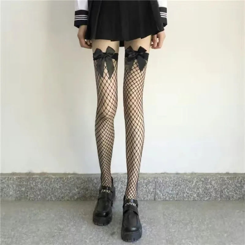 Chaussettes longues sexy noires et blanches au-dessus du genou