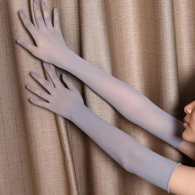 Gants, nœud floqué, châle en dentelle