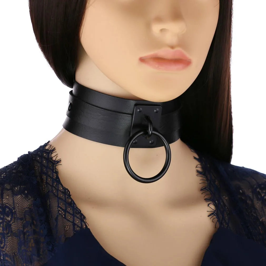 Collier ras du cou noir rond en métal et cuir