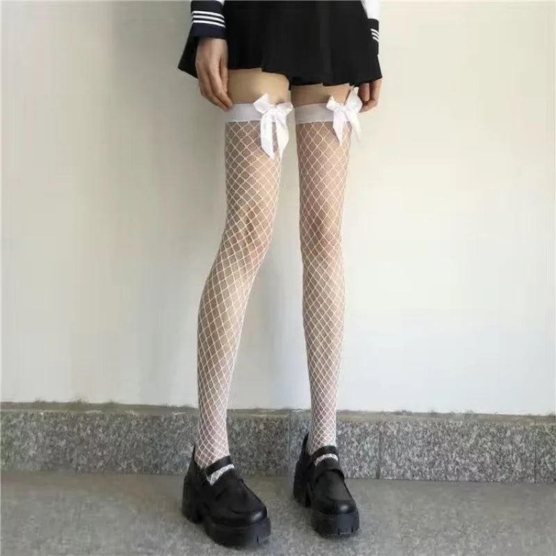 Chaussettes longues sexy noires et blanches au-dessus du genou