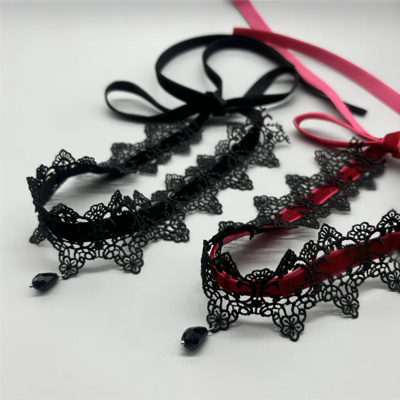 Collier ras du cou en velours noir avec pendentif en forme de goutte d'eau