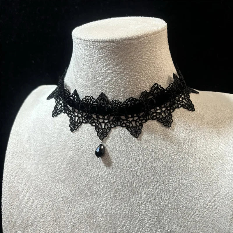 Collier ras du cou en velours noir avec pendentif en forme de goutte d'eau