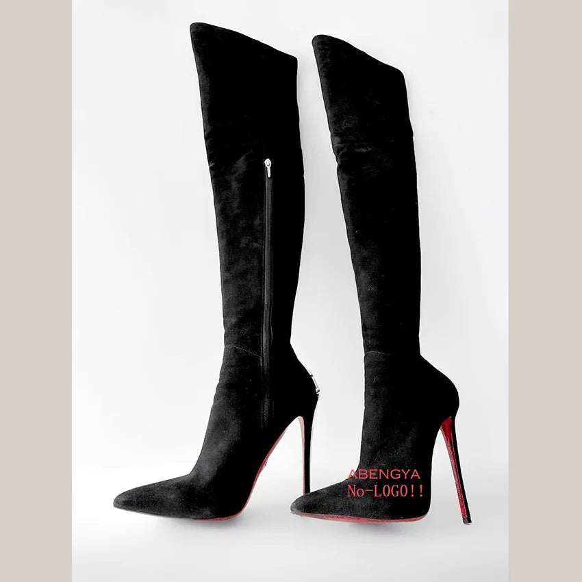 Bottes hautes en daim noir cuissardes à bout pointu