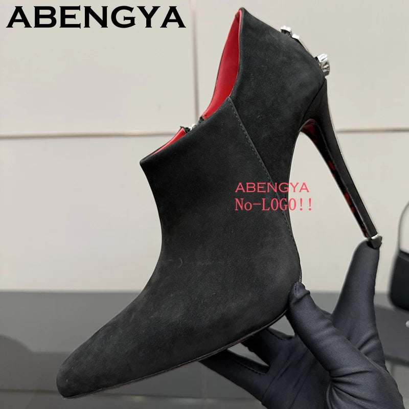 Bottes longues à bout pointu et talons hauts