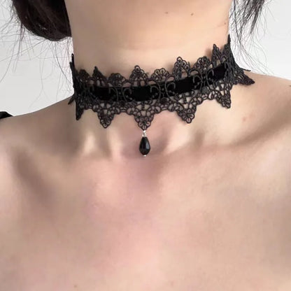 Collier ras du cou en velours noir avec pendentif en forme de goutte d'eau