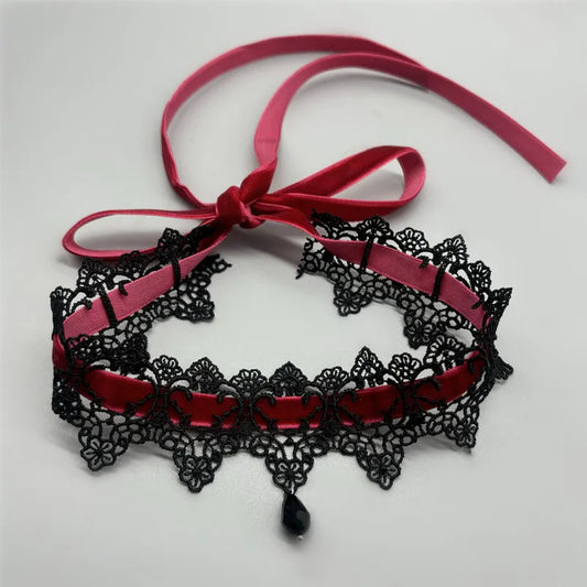 Collier ras du cou en velours noir avec pendentif en forme de goutte d'eau