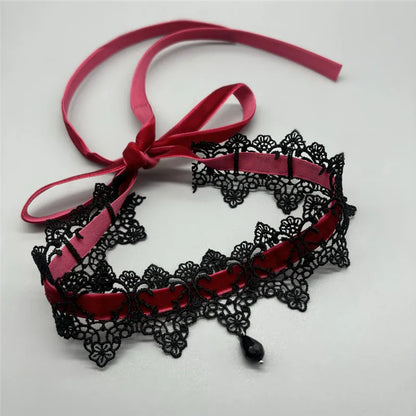 Collier ras du cou en velours noir avec pendentif en forme de goutte d'eau