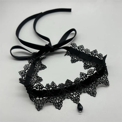 Collier ras du cou en velours noir avec pendentif en forme de goutte d'eau