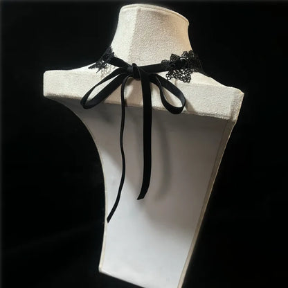 Collier ras du cou en velours noir avec pendentif en forme de goutte d'eau