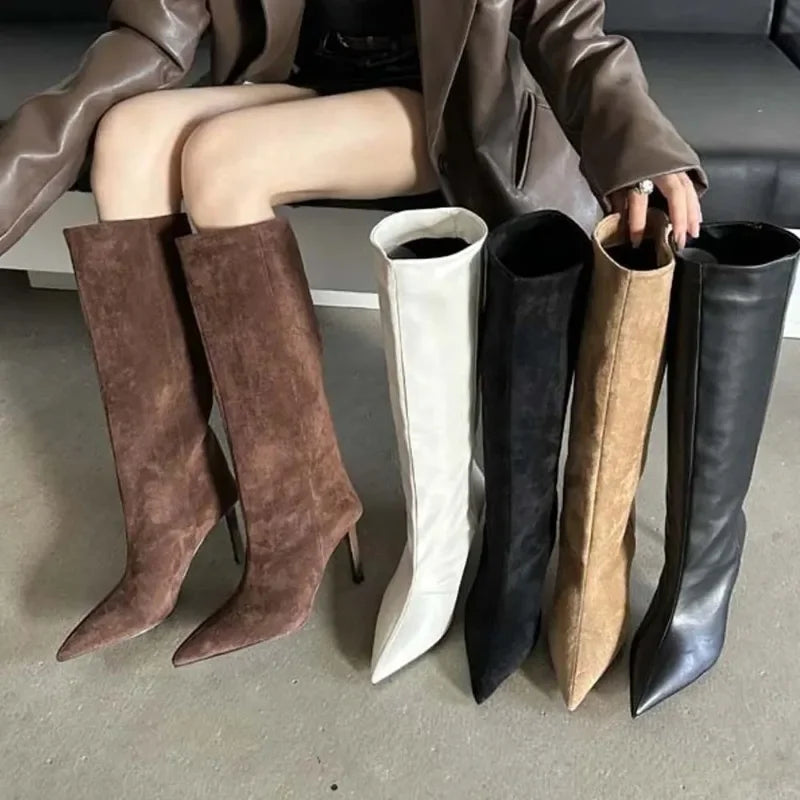 Bottes à talons hauts pointues
