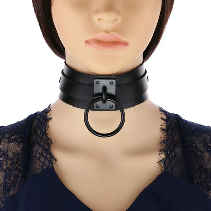 Collier ras du cou noir rond en métal et cuir