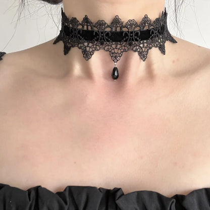 Collier ras du cou en velours noir avec pendentif en forme de goutte d'eau