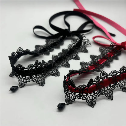 Collier ras du cou en velours noir avec pendentif en forme de goutte d'eau