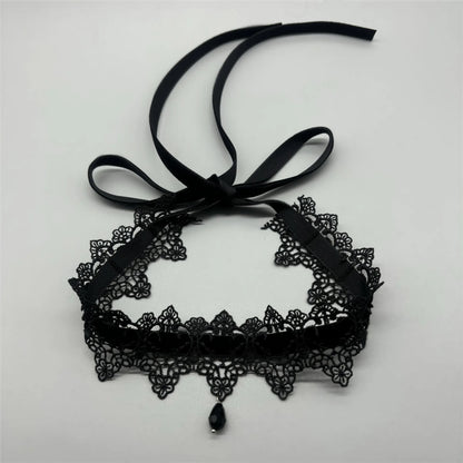 Collier ras du cou en velours noir avec pendentif en forme de goutte d'eau