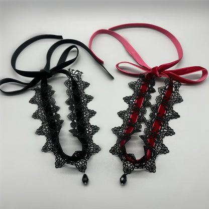 Collier ras du cou en velours noir avec pendentif en forme de goutte d'eau