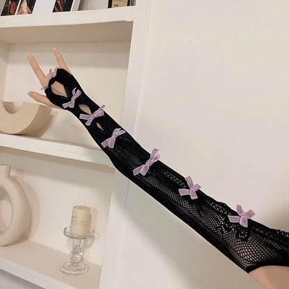 Gants, nœud floqué, châle en dentelle